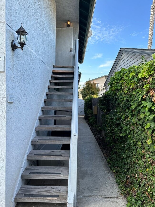 Building Photo - Upstairs 2 bed/1bath Apartment in Pacific Beach