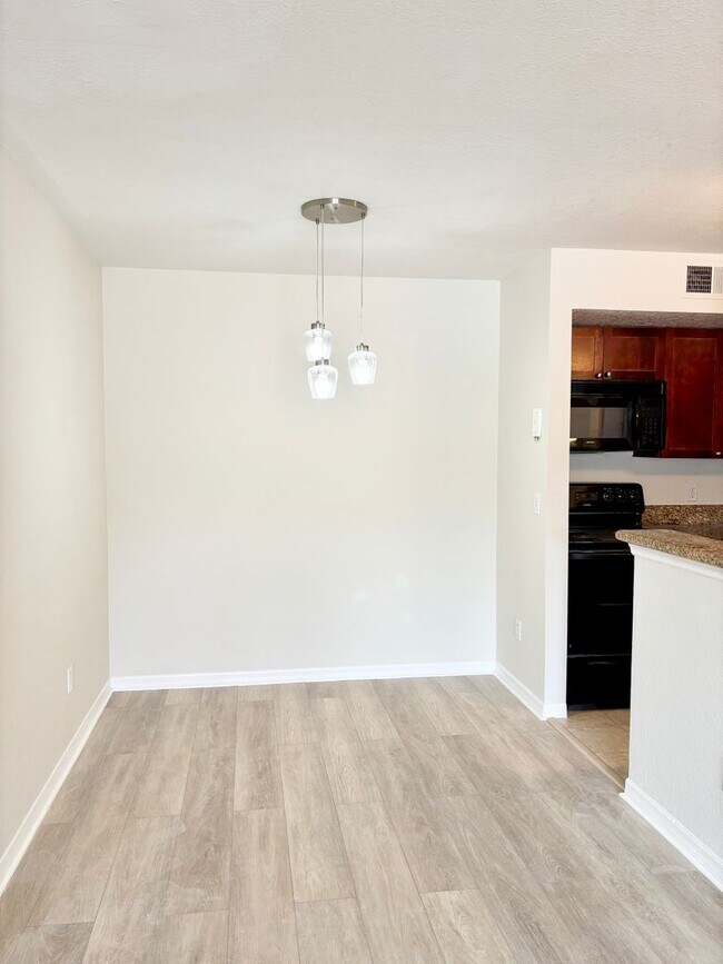 Building Photo - Modern comfort in Prime Orlando location –...