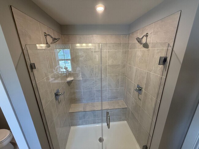Building Photo - Never loved in Model Homes