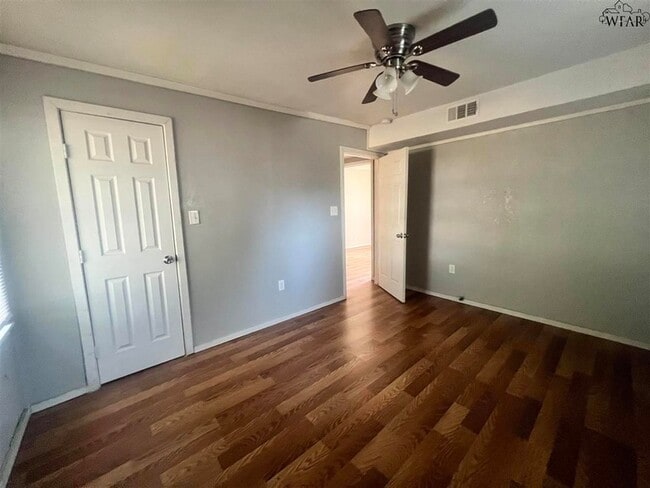 Building Photo - 2006 Bell St