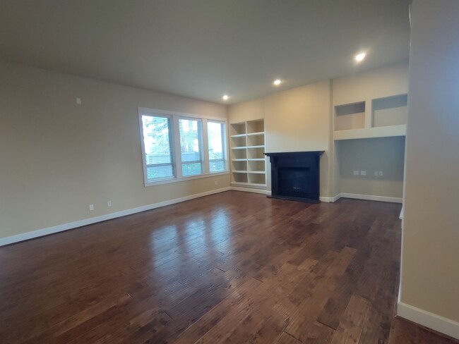 Building Photo - Stunning Renaissance Home, 5 bedroom 3 ful...