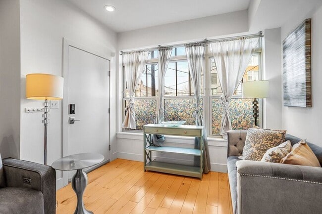 Building Photo - 816 Kennedy St NW