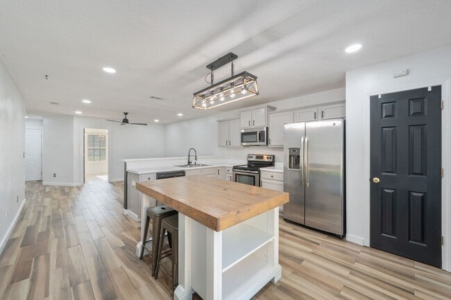 Building Photo - North Crestview Home!