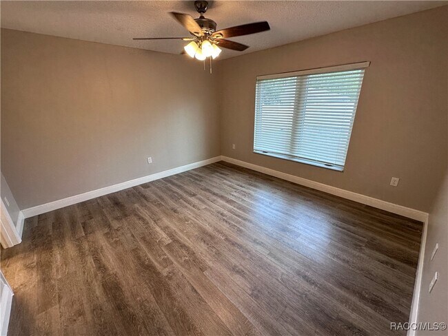 Building Photo - 1411 W Cary Dr