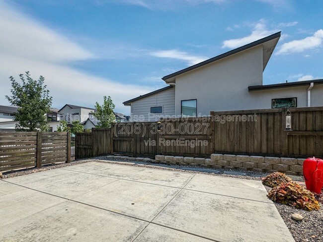 Building Photo - 7024 E Los Carneros Dr