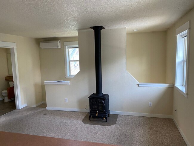 Building Photo - 437 NE Irving Ave