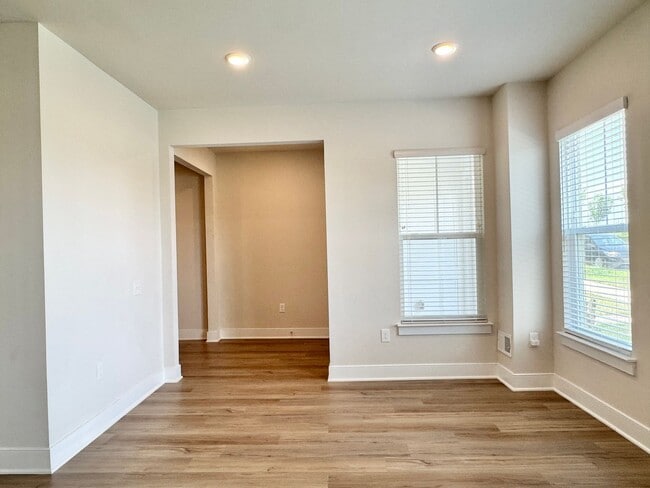 Building Photo - POTOMAC SHORES - BEAUTIFUL VIEWS! (interne...