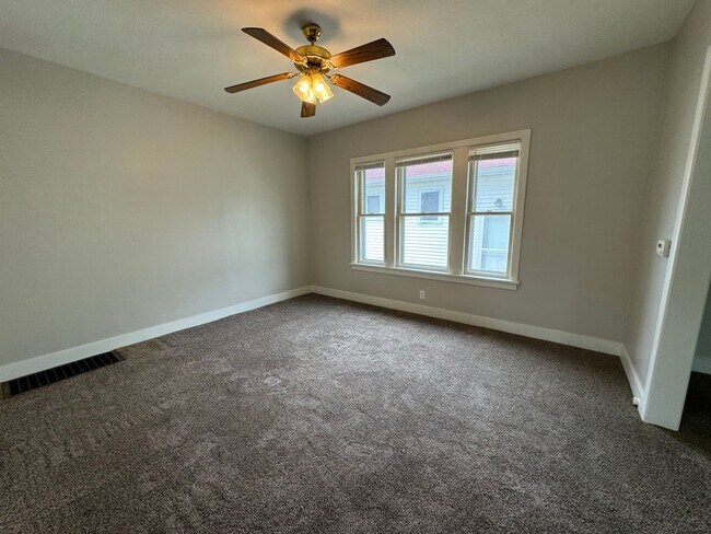 Building Photo - Newly updated 3 bd single fam house ( NO VOUCHERS)