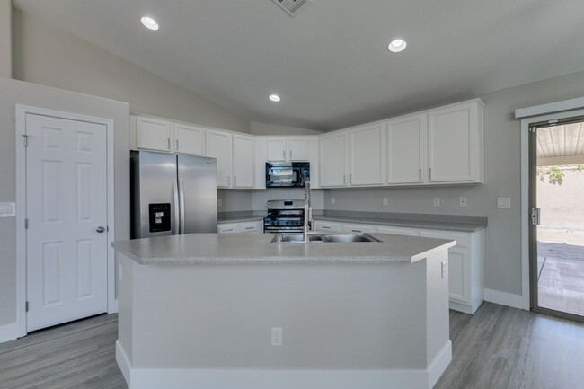 Building Photo - REMODELED 5 BEDROOM HOME IN NORTH LAS VEGAS