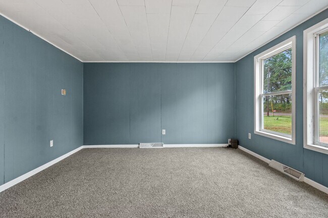 Building Photo - 2 Bedroom House