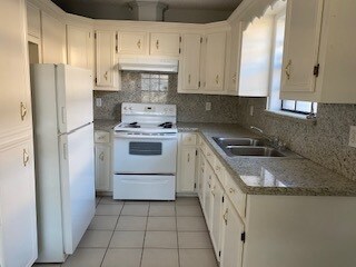 Kitchen-granite counter - 811 W Los Tesoros Dr