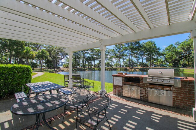 Building Photo - 130 River Landing Dr