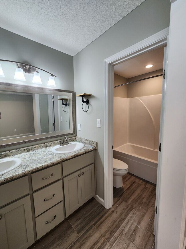 Building Photo - Move-in Spacious & Inviting 3-Bedroom Home with Fenced Yard, Open Layout & Modern Touches in Vald...