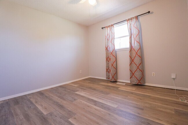 Building Photo - 3 Bed 2 Bath Sand Springs