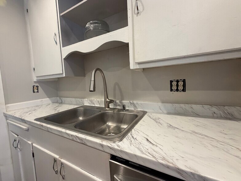 Building Photo - 31 Dix Ave