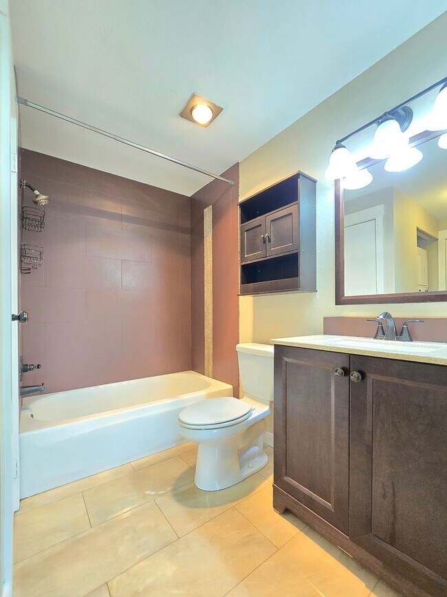 Building Photo - 2 Bedroom Townhome in Marysville Now Available!