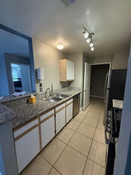 Building Photo - 2200 S Fort Apache