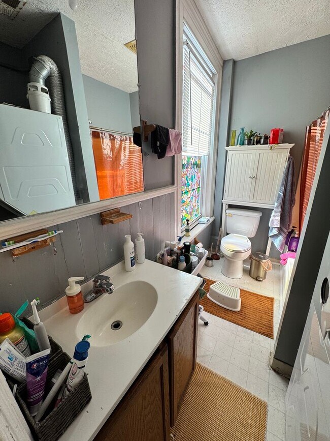 Building Photo - Spacious 3 bed 1 bath Near VCU, own laundry, deck, parking, porch