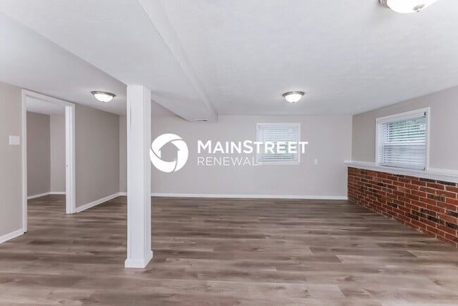 Building Photo - 3 Bedroom Pet-Friendly Home in Jeffersonville, IN with Main Street Renewal