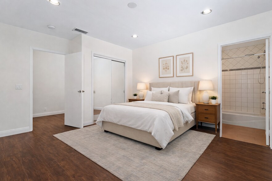 Building Photo - 11953 Collins St