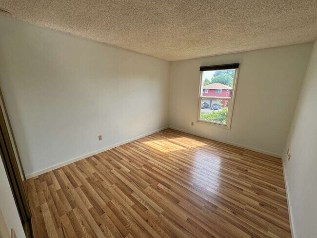 Building Photo - Large 4 Bedroom / 3 Bathroom, Split-level ...