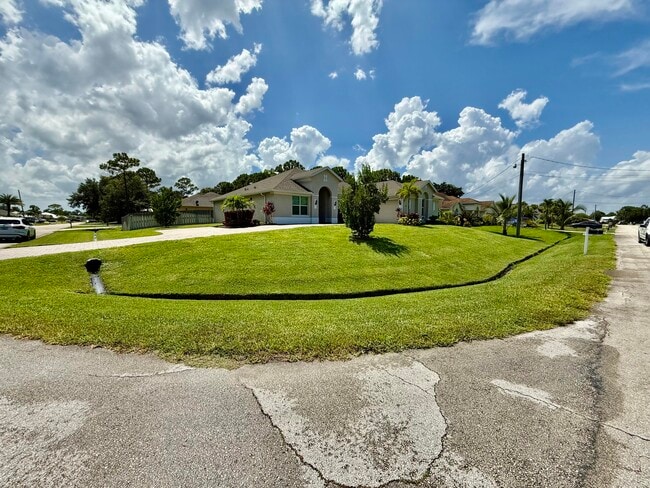 Building Photo - 293 SW Ridgecrest Dr