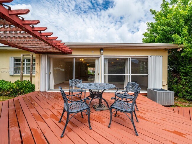 Building Photo - 9441 Byron Ave