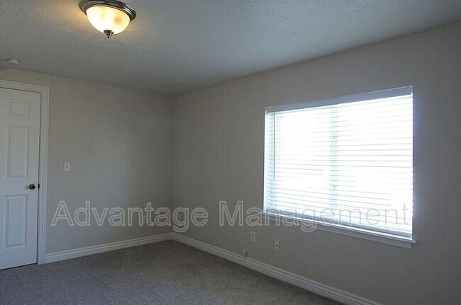 Building Photo - 4044 S Lake Vista Dr