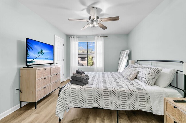 Building Photo - Fully Renovated 2 Bedroom Townhome in a Co...