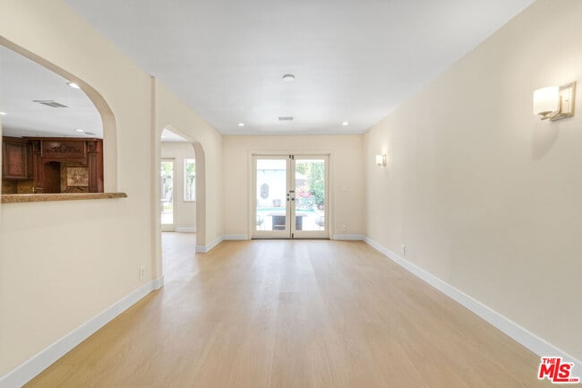 Building Photo - 209 N Doheny Dr