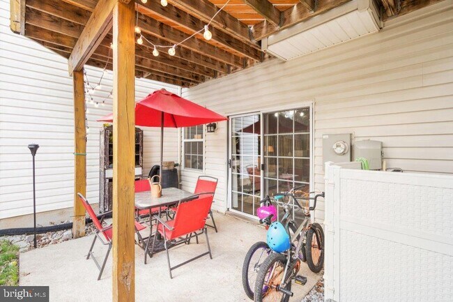 Building Photo - 10136 Pale Rose Loop