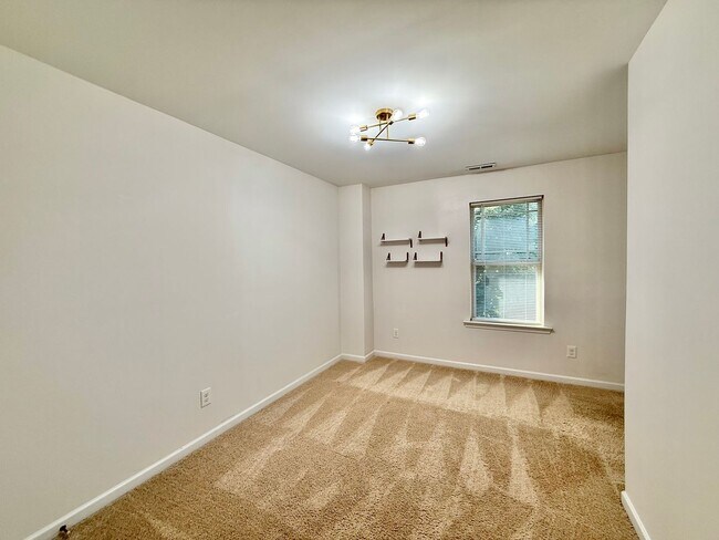 Building Photo - Newly Remodeled 4BD, 2.5BA Raleigh Corner-...