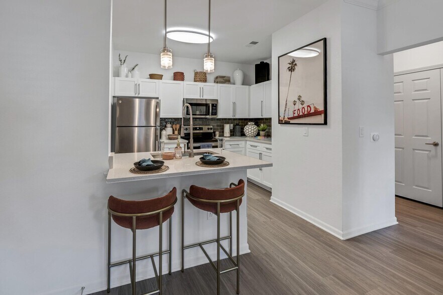 Aventura Clear Creek 13590 Earnshaw Overland Park KS 66221