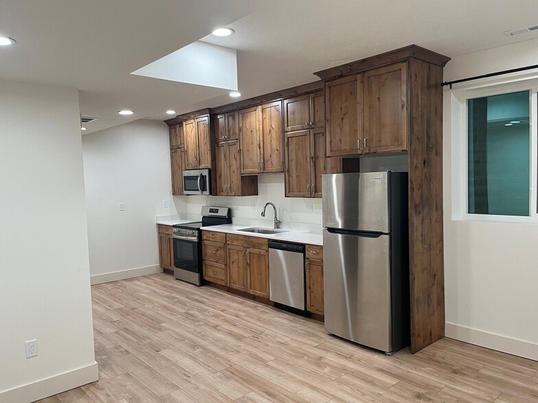 Building Photo - 818 W Mnr Crst Ln