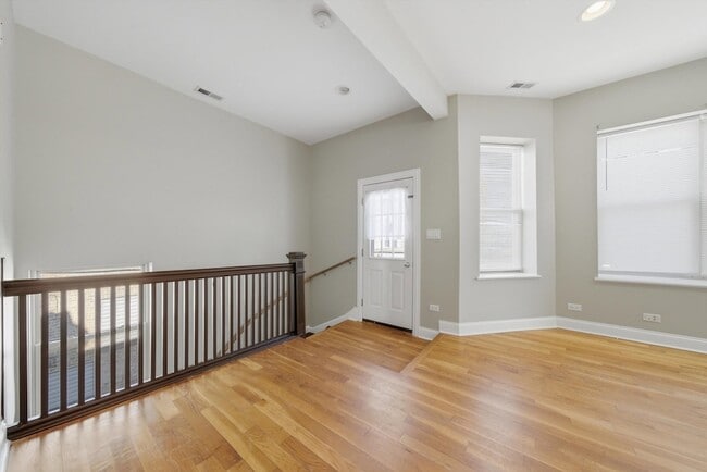 Building Photo - 4742 N Sawyer Ave