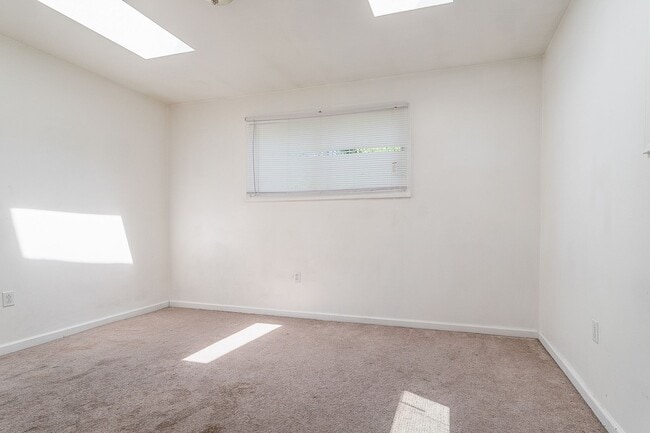 Building Photo - AVAILABLE JUNE 2026 - Beautiful, 3 Bed House with Huge Deck and Yard!