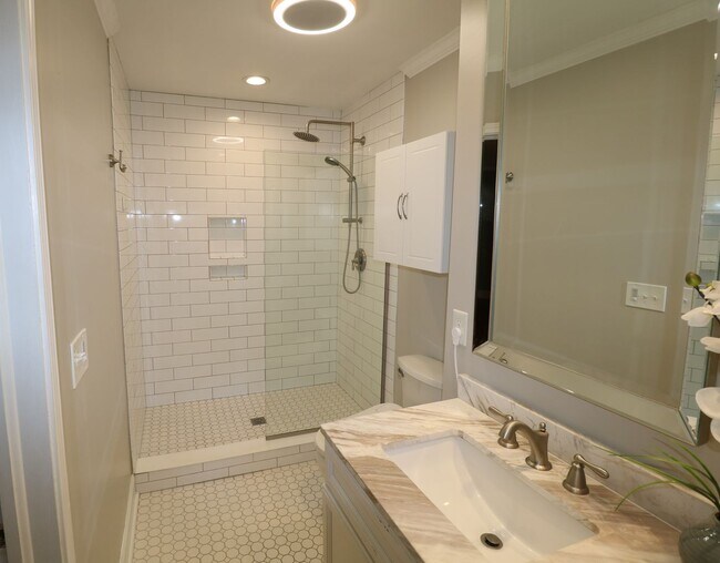 Building Photo - 2833 Wesleyan Ln
