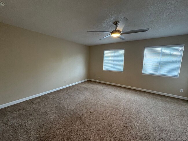 Building Photo - Move in ready 1/1 apartment