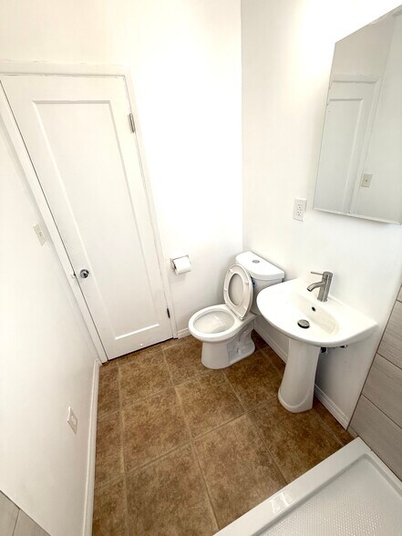 Building Photo - 180 Glover Ave