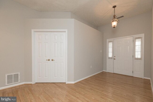 Building Photo - 106 Butterscotch Ct