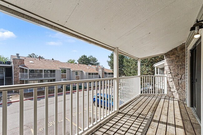 Building Photo - 2 bedroom 2 bathroom Top-Floor Condo with Balcony, Storage & Parking