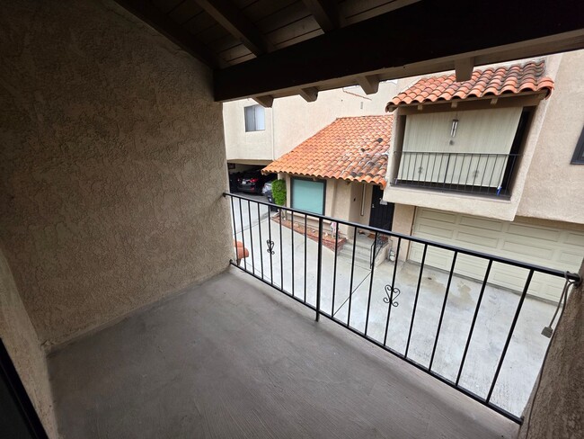 Building Photo - Beautiful 3 Bed, 2 Bath condo with 2 car garage & laundry
