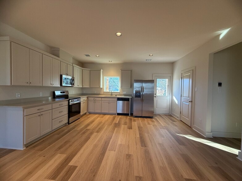 Building Photo - 106 Kirkland St