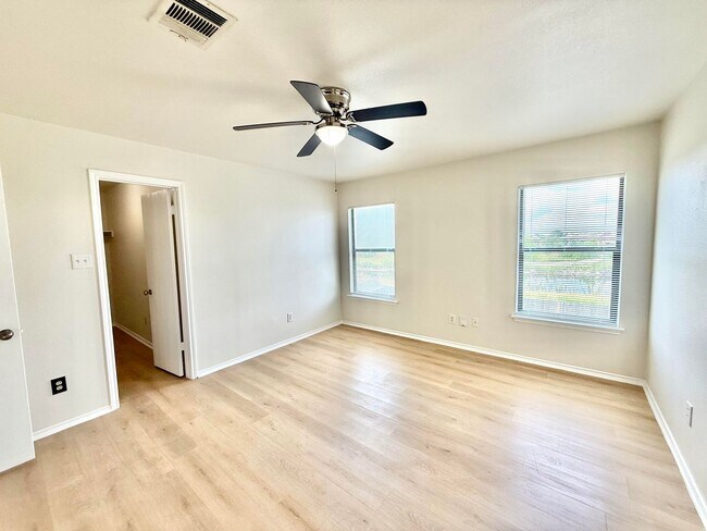 Building Photo - House in SE Austin Near Airport and Tesla!