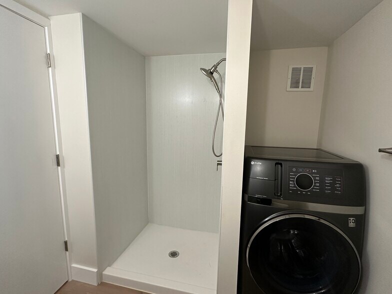 Building Photo - 2412 Columbia St SW