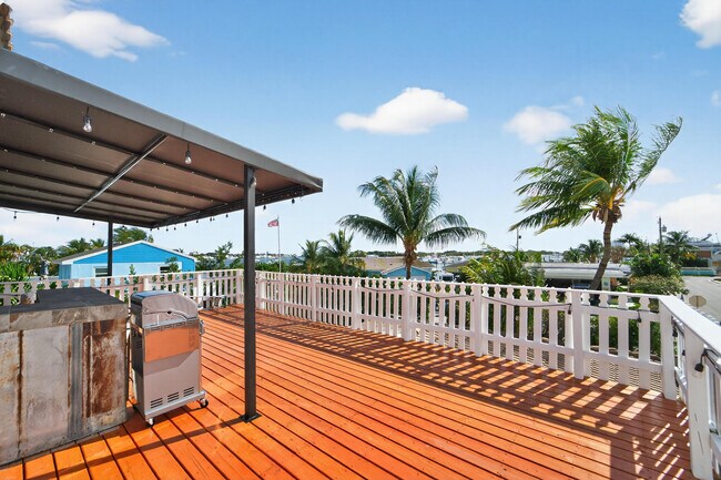 Building Photo - 300 E 24th St