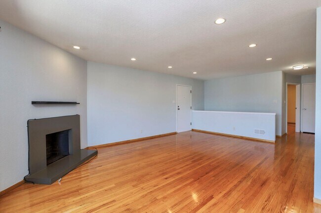 Building Photo - 4 Bed / 2 Bath Daly City Home With Stunnin...