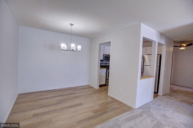 Building Photo - Spacious 2 bedroom, 1 Bath Condo in the Co...