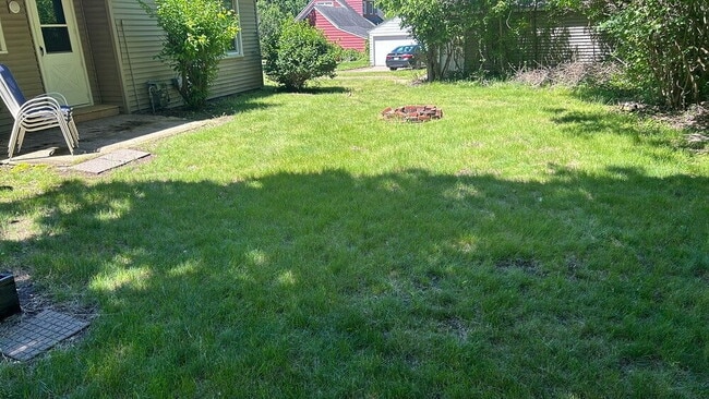 Building Photo - 3 Bedroom, 1 Bathroom Home in Third Ward with Large Yard, Garage, & Central Air