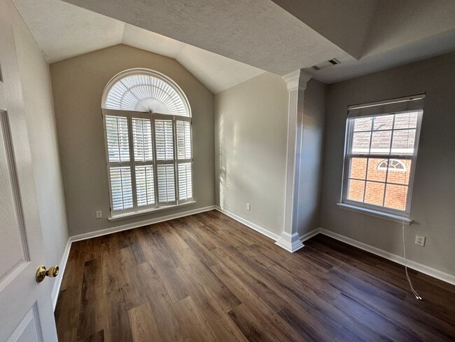 Building Photo - 4 bed 2 bath home with 2 car garage, covered patio, and fenced backyard